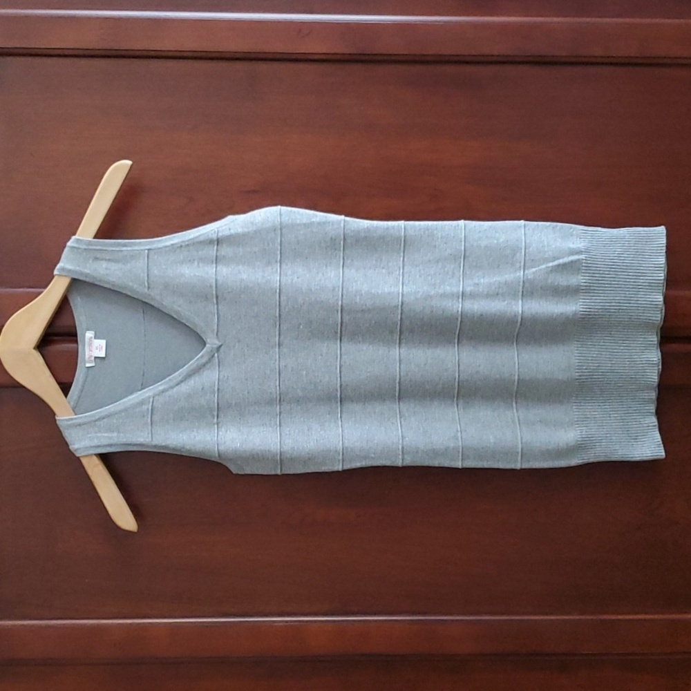 Xhilaration V-neck Sleeveless Gray Knit Top